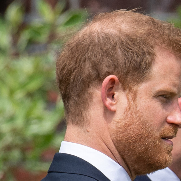 Le prince William, duc de Cambridge, et son frère Le prince Harry, duc de Sussex, se retrouvent à l'inauguration de la statue de leur mère, la princesse Diana dans les jardins de Kensington Palace à Londres, Royaume Uni, le 1er juillet 2021. Ce jour-là, la princesse Diana aurait fêté son 60 ème anniversaire. 