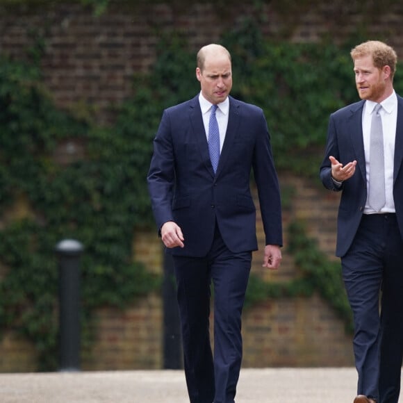 Après toutes les révélations fracassantes dévoilées par le prince Harry dans ses mémoires ou dans le documentaire "Harry & Meghan" diffusé sur Netflix, père et fils estiment que c'est l'inverse qui devrait se produire 
Le prince William, duc de Cambridge, et son frère Le prince Harry, duc de Sussex, se retrouvent à l'inauguration de la statue de leur mère, la princesse Diana dans les jardins de Kensington Palace à Londres, le 1er juillet 2021. Ce jour-là, la princesse Diana aurait fêté son 60 ème anniversaire.