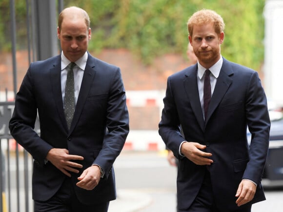 Le prince William, duc de Cambridge et le prince Harry visitent le comité de soutien aux victimes de l'incendie de la tour Grenfell à Londres le 5 septembre 2017. 