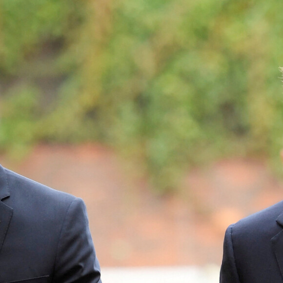 Le prince William, duc de Cambridge et le prince Harry visitent le comité de soutien aux victimes de l'incendie de la tour Grenfell à Londres le 5 septembre 2017. 