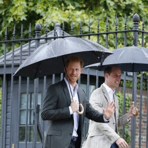 Le prince William, duc de Cambridge, le prince Harry et Catherine (Kate) Middleton, duchesse de Cambridge, lors de la visite du Sunken Garden dédié à la mémoire de Lady Diana à Londres le 30 août 2017. 