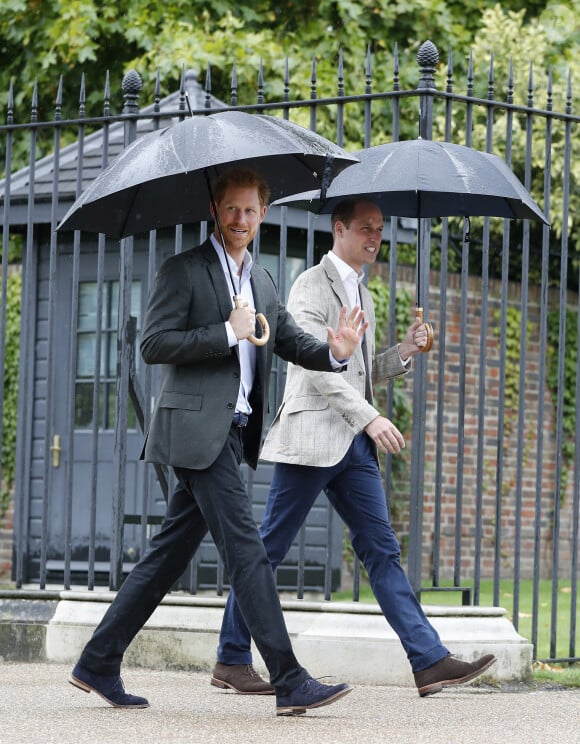 Le prince William, duc de Cambridge, le prince Harry et Catherine (Kate) Middleton, duchesse de Cambridge, lors de la visite du Sunken Garden dédié à la mémoire de Lady Diana à Londres le 30 août 2017. 
