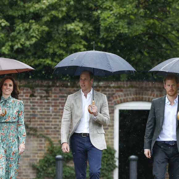 Catherine Kate Middleton,duchesse de Cambridge et Le prince William, duc de Cambridge et le prince Harry lors d'une promenade dans les jardins du palais de Kensington pour saluer la mémoire de Lady Diana à Londres le 30 août 2017. 