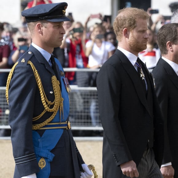 Le prince de Galles William, le prince Harry, duc de Sussex - Procession cérémonielle du cercueil de la reine Elisabeth II du palais de Buckingham à Westminster Hall à Londres. Le 14 septembre 2022 