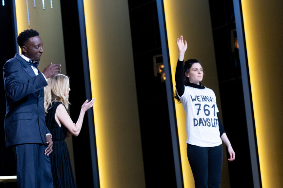 Une militante sur le plateau avec un t-shirt We have 761 days left" (Il nous reste 761 jours), Ahmed Sylla, Léa Drucker (robe Chloé, chaussures Louboutin, bijoux Boucheron) - 48ème cérémonie des César à l'Olympia à Paris le 24 février 2023 © Borde / Jacovides / Bestimage 