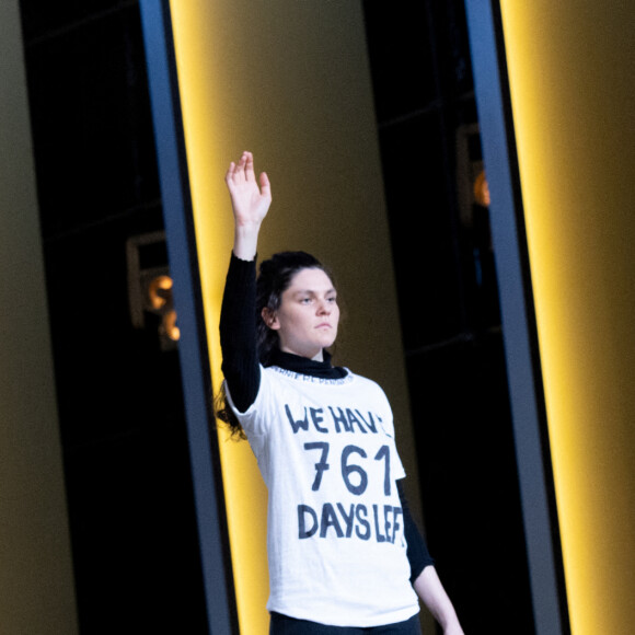 Une militante sur le plateau avec un t-shirt We have 761 days left" (Il nous reste 761 jours), Ahmed Sylla, Léa Drucker (robe Chloé, chaussures Louboutin, bijoux Boucheron) - 48ème cérémonie des César à l'Olympia à Paris le 24 février 2023 © Borde / Jacovides / Bestimage 