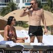 David Guetta super musclé à 55 ans : virée à la plage avec sa jeune compagne, divine en bikini string