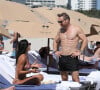 Le couple en pleine discussion, sous le soleil de Miami.
David Guetta et sa compagne Jessica Ledon profitent d'une journée sur une plage de Miami, malgré les rumeurs de séparation, le 24 février 2023. 