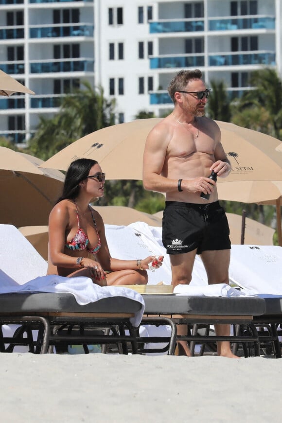 Et dire que "The Sun" les disait séparer en octobre dernier... 
David Guetta et sa compagne Jessica Ledon profitent d'une journée sur une plage de Miami, malgré les rumeurs de séparation, le 24 février 2023. 