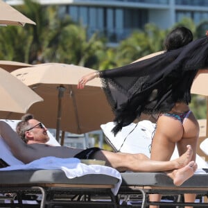 La belle Jessica avait misé sur un bikini string, de quoi ravir David Guetta.
David Guetta et sa compagne Jessica Ledon profitent d'une journée sur une plage de Miami, malgré les rumeurs de séparation, le 24 février 2023. 