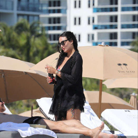 David Guetta et sa compagne Jessica Ledon profitent d'une journée sur une plage de Miami, malgré les rumeurs de séparation, le 24 février 2023. 