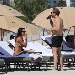 David Guetta et sa compagne Jessica Ledon profitent d'une journée sur une plage de Miami, malgré les rumeurs de séparation, le 24 février 2023. 