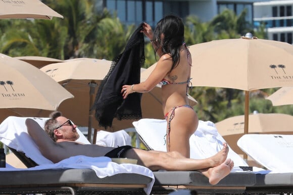 Le célèbre DJ français était avec sa compagne Jessica Ledon pour cette sortie à la plage, à Miami.
David Guetta et sa compagne Jessica Ledon profitent d'une journée sur une plage de Miami, malgré les rumeurs de séparation, le 24 février 2023. 