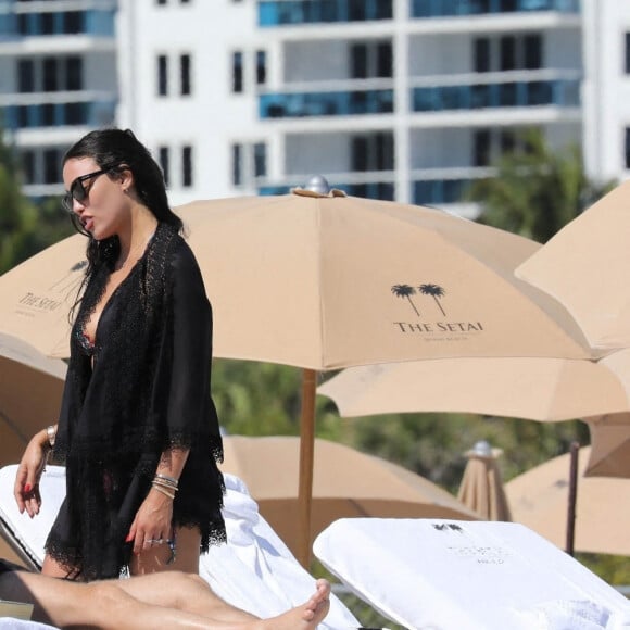 David Guetta et sa compagne Jessica Ledon profitent d'une journée sur une plage de Miami, malgré les rumeurs de séparation, le 24 février 2023. 