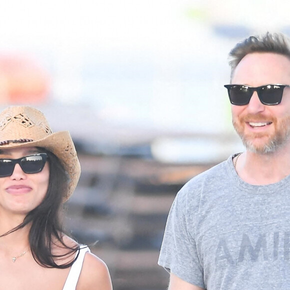 Malgré les rumeurs de séparation, David Guetta et sa compagne Jessica Ledon amoureux plus que jamais profitent d'une journée sur une plage de Miami avec leur chien le 19 février 2023. 