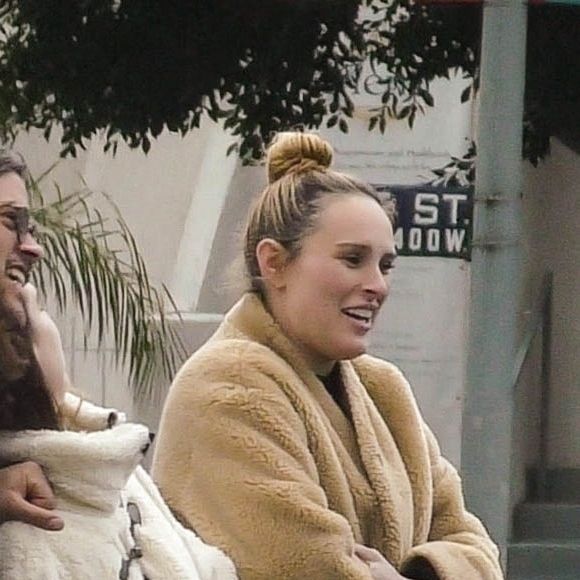 Rumer Willis (enceinte) a pris un petit déjeuner à Los Feliz avec son compagnon Derek Richard le 26 février 2023. Scout, la soeur de Rumer était avec eux. 