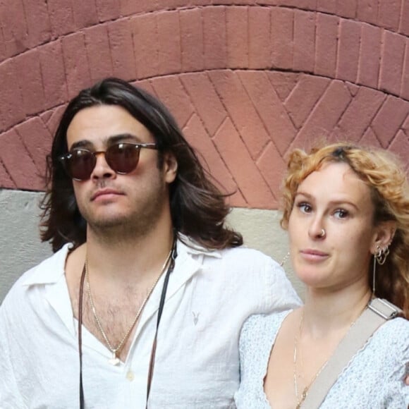 Rumer Willis et son compagnon Derek Richard Thomas s'embrassent dans les rues de New York le 20 septembre 2022. 