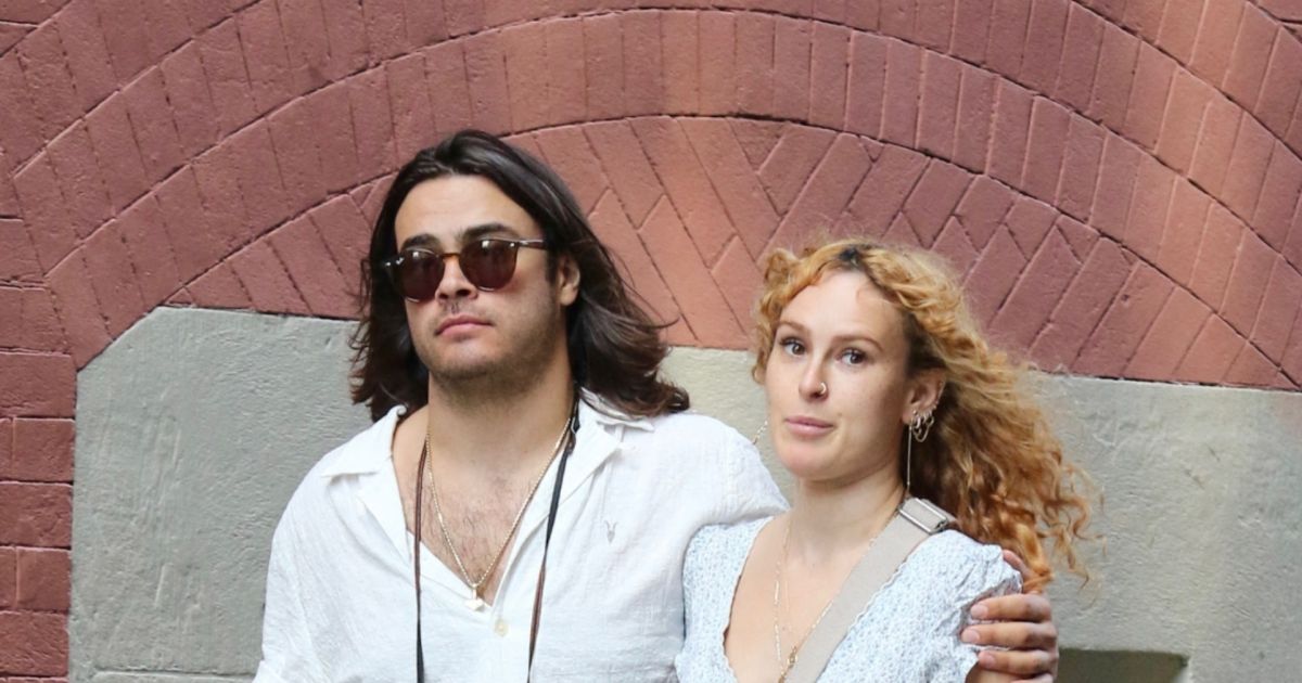 Rumer Willis et son compagnon Derek Richard Thomas s'embrassent dans ...