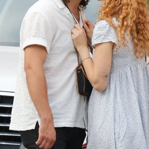 Rumer Willis et son compagnon Derek Richard Thomas s'embrassent dans les rues de New York le 20 septembre 2022. 
