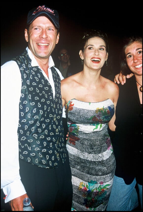 Demi Moore avec Bruce Willis pour pour l'ouverture du planet Hollywood à Las Vegas le 26 juillet 1994.