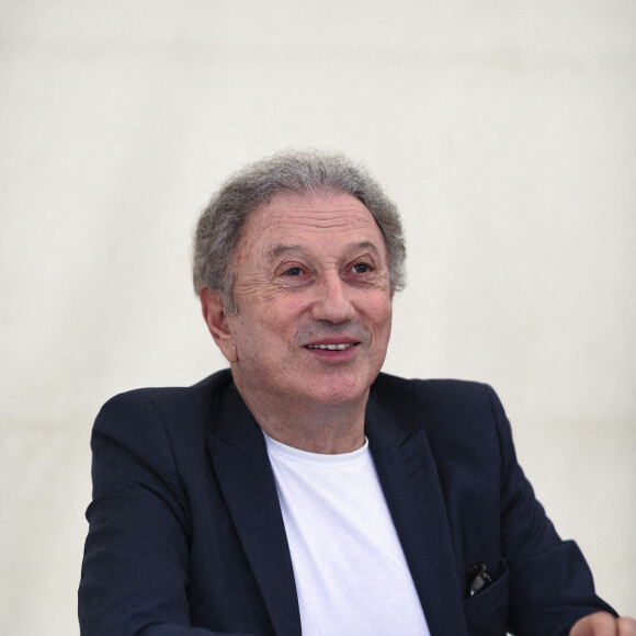 Il devrait reprendre le chemin des plateaux à la mi-avril. 
Exclusif - Michel Drucker - Festival des Livres et des Artistes organisé par l'association "Lecture pour Tous" engagée dans la lutte contre l'illettrisme au Mail Branly à Paris le 3 juillet 2022. © Pierre Perusseau / Jack Tribeca / Bestimage 