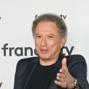 Michel Drucker au photocall pour la conférence de presse de rentrée de France TV à la Grande Halle de la Villette à Paris, France, le 6 juillet 2022. © Coadic Guirec/Bestimage 
