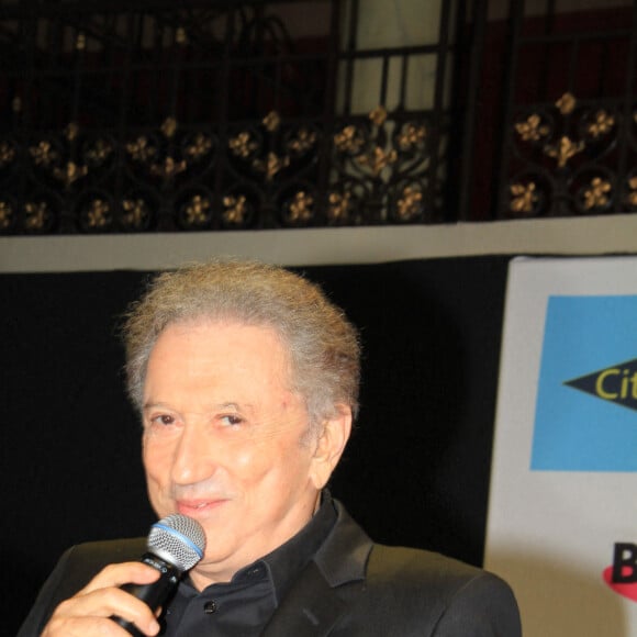 Michel Drucker - L'association Citéstars fête son 23ème anniversaire lors du dîner gala de la 2ème cérémonie des étoiles d'or 2021 à la salle Wagram, Paris le 28 novembre 2021. © Philippe Baldini/Bestimage