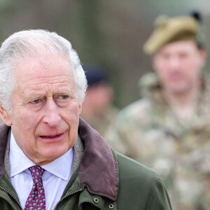 Le roi Charles III d'Angleterre lors d'une visite sur un site d'entraînement pour les recrues militaires ukrainiennes (Wiltshire), le 20 février 2023. Les recrues y suivent cinq semaines d'entraînement au combat de base par les forces partenaires britanniques et internationales, avant de retourner combattre en Ukraine. 