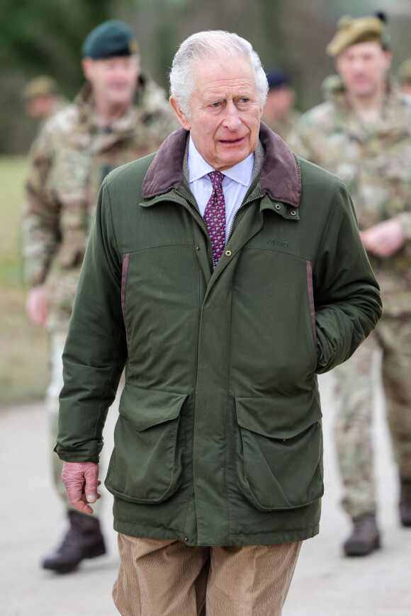 Le roi Charles III d'Angleterre lors d'une visite sur un site d'entraînement pour les recrues militaires ukrainiennes (Wiltshire), le 20 février 2023. Les recrues y suivent cinq semaines d'entraînement au combat de base par les forces partenaires britanniques et internationales, avant de retourner combattre en Ukraine. 