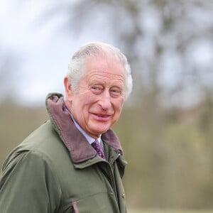 Le roi Charles III d'Angleterre lors d'une visite sur un site d'entraînement pour les recrues militaires ukrainiennes (Wiltshire), le 20 février 2023. Les recrues y suivent cinq semaines d'entraînement au combat de base par les forces partenaires britanniques et internationales, avant de retourner combattre en Ukraine. 