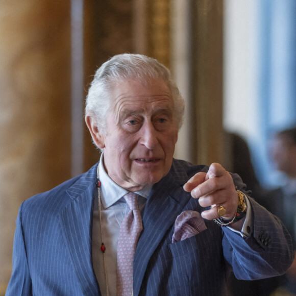 Le roi Charles III d'Angleterre, avec le chef indigène Uyukar Domingo Peas lors d' une réception pour discuter de la mise en oeuvre pratique du cadre mondial de la biodiversité au palais de Buckingham, à Londres Buckingham Palace à Londres, Royaume Uni, le 17 févriar 2023. 