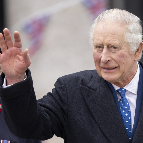 Le roi Charles III d'Angleterre arrive à l'église du Christ la pierre angulaire lors d'une visite à Milton Keynes le 16 février 2023. 