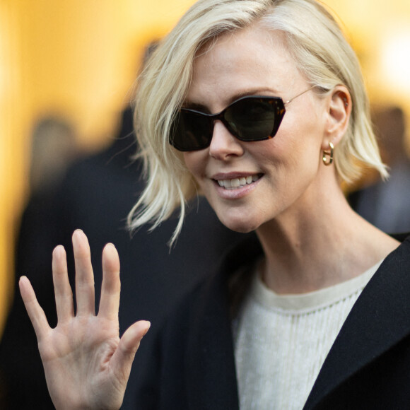 Charlize Theron sort de la boutique Dior en marge de la fashion week prêt-à-porter automne-hiver 2023/2024 à Paris le 28 février 2023. © T. Da Silva / Perusseau / Bestimage 