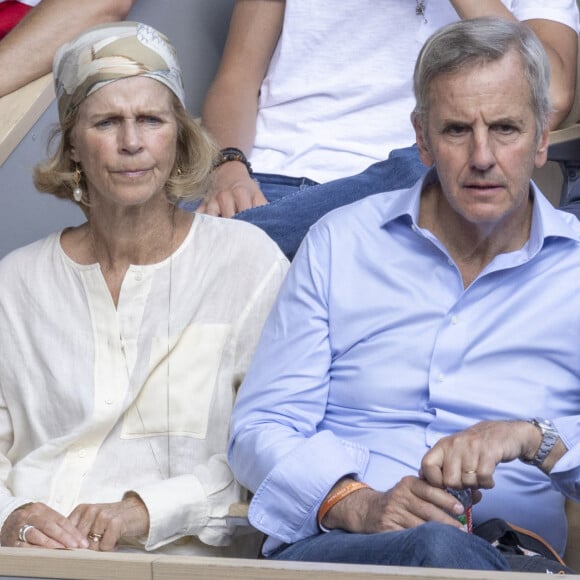 Et le mari d'Anne de Savignac a recruté ses deux aînés dans sa société de production, Ligne de front. 
Bernard de la Villardière et sa femme Anne - Célébrités dans les tribunes des internationaux de France de Roland Garros à Paris le 1er juin 2022. © Cyril Moreau - Dominique Jacovides/Bestimage