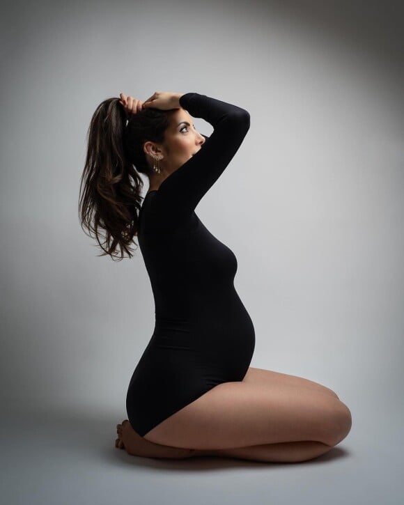 Ce jeudi 2 mars 2023, elle s'est emparée de son compte Instagram pour donner de ses nouvelles et poster de sublimes photos de grossesse.
Virgilia Hess, enceinte sur Instagram.