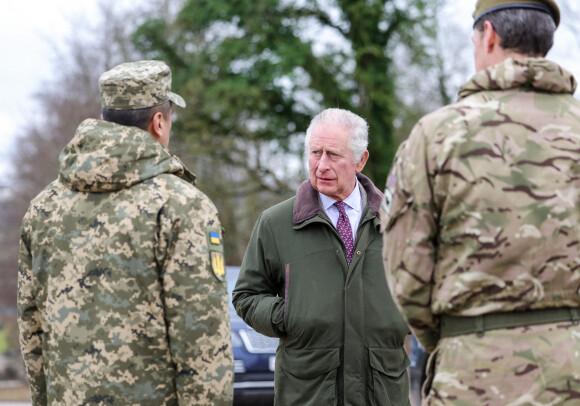 Le roi Charles III d'Angleterre lors d'une visite sur un site d'entraînement pour les recrues militaires ukrainiennes (Wiltshire), le 20 février 2023.