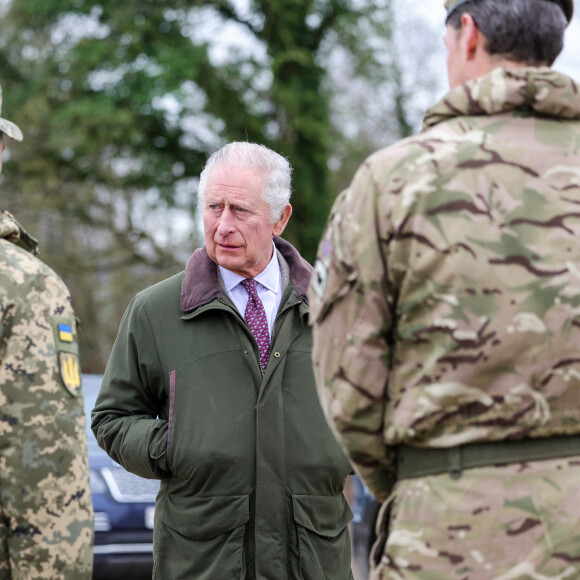 Le roi Charles III d'Angleterre lors d'une visite sur un site d'entraînement pour les recrues militaires ukrainiennes (Wiltshire), le 20 février 2023.