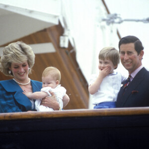 Archives - Le prince Charles, Diana et leurs fils William et Harry à Venise en Italie. Le 5 mai 1985.
