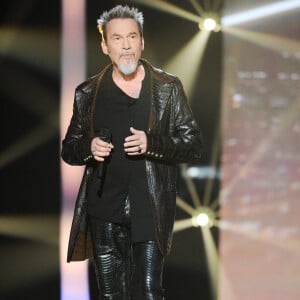 Exclusif - Florent Pagny - Enregistrement de la 2ème partie de soirée de l'émission "Duos Mystères" à la Seine Musicale à Paris, diffusée le 20 août sur TF1. © Gaffiot-Moreau / Bestimage Pour la première fois à la télévision, les plus grandes stars acceptent de monter sur scène pour chanter un duo...sans savoir avec qui elles vont le partager ! Bienvenue dans un cache-cache musical inédit où les artistes et le public iront de surprises en surprises ! Après le succès de la première émission, " DUOS MYSTERES " est de retour sur TF1 le 20 août à 21h05 pour de nouveaux duos étonnants et exceptionnels. Pour chaque duo, les 2 artistes répètent seuls de leur côté, arrivent sur scène sans se croiser et prennent place de part et d'autre d'un mur écran. Ils commencent à chanter alors qu'ils ne savent toujours pas qui est avec eux sur scène ! Leurs voix vont se mêler avant même que les 2 personnalités ne se soient vues ! Sauront-elles se reconnaître ? Comment réagiront-elles quand le mur se lèvera enfin ? Dans " DUOS MYSTERES " tout commence par un jeu avant de basculer dans l'émotion ... Car, bien sûr, tous ces duos mystères ne sont pas associés par hasard ! Les artistes qui partageront la scène sont tous unis par une histoire forte ! Nous allons vous raconter ces histoires, ces parcours de vie, ces liens d'amitié, d'amour ou d'admiration... Le téléspectateur assistera aux premières loges à ce duo unique : il est le témoin privilégié d'une rencontre artistique aussi excitante qu'inattendue. Mais surtout, il pourra lui aussi jouer : pour la plupart des duos, on ne lui dévoilera qu'une seule des deux célébrités et il devra reconnaître à sa voix uniquement l'artiste mystère ! Et, avant de découvrir la voix de la première célébrité, des indices seront donnés au téléspectateur pour l'aider dans sa recherche. Tendez bien votre oreille ! Saurez-vous deviner avec qui chacune des personnalités partagera l'affiche ? Quelle sera l'émotion des artistes lorsqu'ils se découvriront enfin ? 