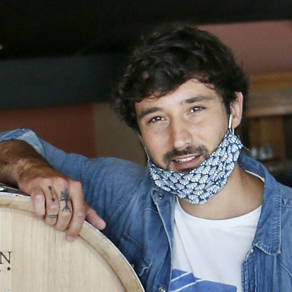 Exclusif - Jérémy Frerot ouvre son restaurant, le Pestacle, au port de La Teste. Jeremy Frerot, le célèbre chanteur et mari de Laure Manaudou, rêvait depuis longtemps comme beaucoup de Star de monter son restaurant. Il a réalisé son rêve avec sa bande, ses quatre meilleurs amis de chez lui, de son Bassin d'Arcachon, qui travailleront dans le restaurant avec lui : Melissa, Victor, Igor et Théo. Son restaurant, "Le Pestacle" est une pizzeria, bar à vin, concerts, spectacles, et piste de pétanque. Plutôt un lieu de vie et de loisirs, que juste un restaurant. Le concept se trouve sur le port de La Teste, village à côté d'Arcachon. Il a ouvert le samedi 2 Mai en pleine crise Coronavirus (COVID-19), n'ayant pas voulu reculer l'ouverture, il se lance dans un premier temps dans une activité de drive et de pizzas à emporter afin de faire connaitre son exceptionnelle carte de Pizzas et de vins de Bordeaux exclusivement, car son établissement se veut Bio et écologiquement responsable avec des produits locaux. Il a construit lui-même, avec ses amis, son four à Pizza plutôt que d'en faire venir un d'Italie. Ecologie, bons produits, et plaisirs, il veut que son restaurant lui ressemble. Et certains soirs, ces amis espèrent bien qu'il chantera quelques chansons en plus des nombreux concerts qu'il prévoit d’organiser dans sa grande salle d'une centaine de couverts. Le 2 mai 2020 © Patrick Bernard / Bestimage
