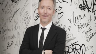 Jean-Luc Lemoine en couple depuis plus de 20 ans : rares photos d'Adeline, son épouse "blasée" par son humour