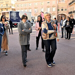 Mais aussi de la ministre de l'économie et des finances du Maroc Nadia Fettah Alaoui.
La princesse Stéphanie de Monaco, accompagnée de Dominique Serra, fondatrice et organisatrice du rallye, mais aussi de la ministre de l'économie et des finances du Maroc Nadia Fettah Alaoui et du parrain de coeurde la course, Jean Marc Généreux, a donné le départ de la 32ème édition du Rallye des Gazelles "Rallye Aïcha des e-gazelles" sur la place du palais princier à Monaco, le 4 mars 2023 avant le départ de l'ensemble des équipages à Nice. © Bruno Bebert/Bestimage