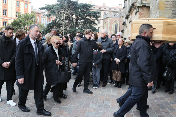 Arlette, la veuve de J.Fontaine, ses enfants Frédéric et Florence, et ses petits-enfants - Cérémonie funéraire de la légende du football français Just Fontaine en la cathédrale Saint-Etienne de Toulouse, France, le 6 mars 2023. Just Fontaine, sélectionné à 21 reprises en équipe de France, Just Fontaine s'illustre lors de la Coupe du monde de 1958 dont il est meilleur buteur avec treize buts un record qui tient toujours en 2023. Sa carrière de joueur prend fin prématurément en 1960, à cause d'une blessure, est décédé à l'âge de 89 ans le 1er mars 2023. © Patrick Bernard/Bestimage