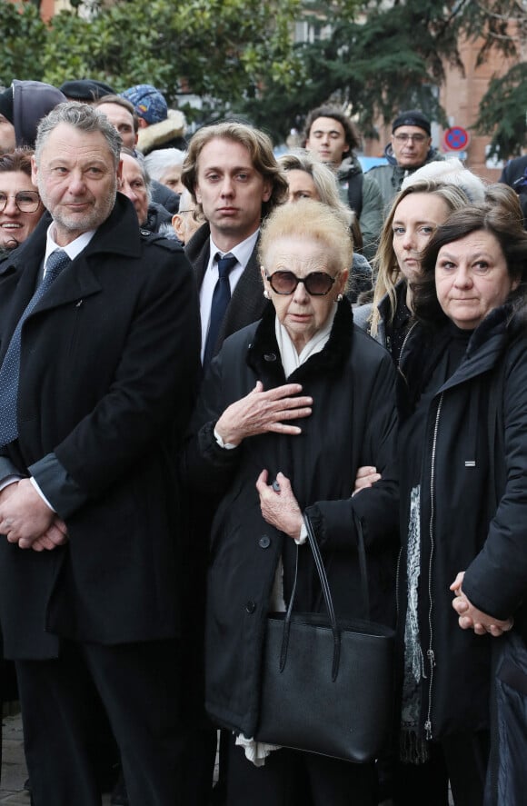 Arlette, la veuve de J.Fontaine, et ses enfants Frédéric et Florence - Cérémonie funéraire de la légende du football français Just Fontaine en la cathédrale Saint-Etienne de Toulouse, France, le 6 mars 2023. Just Fontaine, sélectionné à 21 reprises en équipe de France, Just Fontaine s'illustre lors de la Coupe du monde de 1958 dont il est meilleur buteur avec treize buts un record qui tient toujours en 2023. Sa carrière de joueur prend fin prématurément en 1960, à cause d'une blessure, est décédé à l'âge de 89 ans le 1er mars 2023. © Patrick Bernard/Bestimage