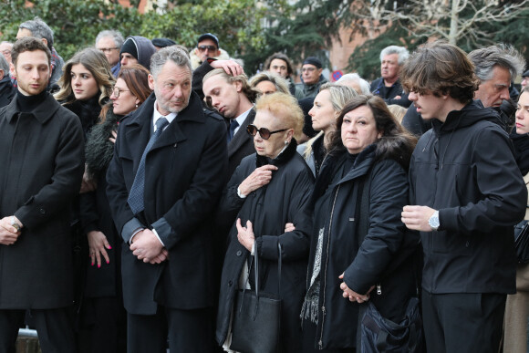 Arlette, la veuve de J.Fontaine, et ses enfants Frédéric et Florence - Cérémonie funéraire de la légende du football français Just Fontaine en la cathédrale Saint-Etienne de Toulouse, France, le 6 mars 2023. Just Fontaine, sélectionné à 21 reprises en équipe de France, Just Fontaine s'illustre lors de la Coupe du monde de 1958 dont il est meilleur buteur avec treize buts un record qui tient toujours en 2023. Sa carrière de joueur prend fin prématurément en 1960, à cause d'une blessure, est décédé à l'âge de 89 ans le 1er mars 2023. © Patrick Bernard/Bestimage