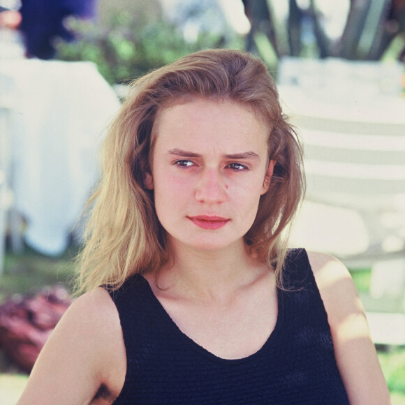 Certains journalistes savent comment obtenir les confidences les plus intimes et parfois les plus croustillantes de nombreuses et célèbres personnalités. 
Sandrine Bonnaire à Cannes