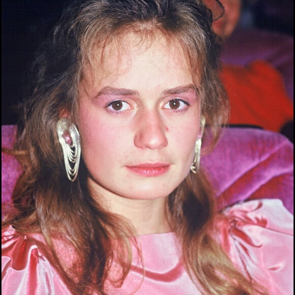 Et Catherine Ceylac en fait partie. Dans son ouvrage À l'amour, à la vie, paru en 2019 aux éditions Flammarion, l'animatrice a recueilli de nombreux témoignages d'artistes sur leur rapport amoureux.
Sandrine Bonnaire au Festival de Cannes en 1987.