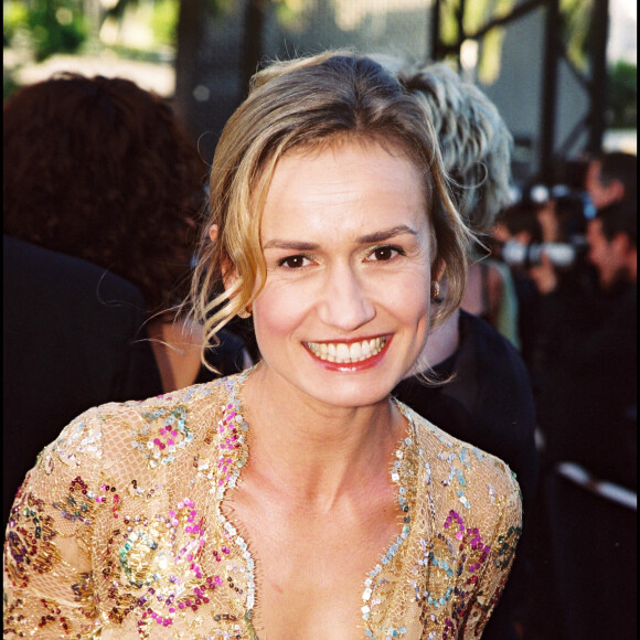 "J'avais quatorze ans, il en avait vingt, révèle Sandrine Bonnaire. C'était un type qui faisait du porte-à-porte pour la SNCF."
Sandrine Bonnaire à Cannes en 2000 