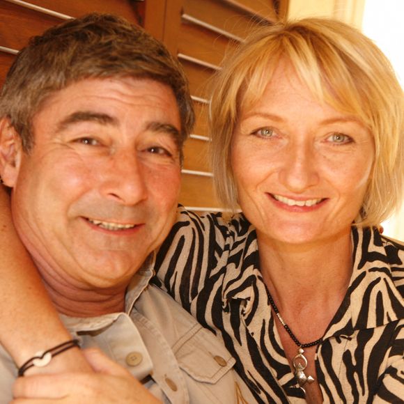 Les deux tourtereaux filent le parfait amour depuis de nombreuses années.
Archives - Exclusif - Prix spécial - Patrice Drevet et son épouse Corinne a Pézenas dont il est élu en tant que conseiller municipal, vice président de la communauté d'agglomération Hérault méditerranée en charge de la communication du tourisme et de la viticulture. En retraite il se consacre à ses passions. Pézénas le 6 octobre 2008 