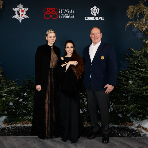 Exclusif - Le Prince Albert II de Monaco et la Princesse Charlène, la jeune pianiste monégasque Stella Almondo lors de la soirée de gala au profit de la Fondation Princesse Charlène de Monaco et des enfants du Club des Sports de Courchevel le 12 février 2023. n marge des compétitions qui ont eu lieu dans le cadre des Championnats du Monde FIS de ski alpin, un gala de charité s'est tenu ce dimanche soir au INEOS CLUB HOUSE à Courchevel. Cet événement caritatif, placé sous la présidence d'honneur de S.A.S le Prince Albert II de Monaco et de Sir James Arthur Ratcliffe, s'est tenu en présence de S.A.S la Princesse Charlène de Monaco. Plus de deux cent convives ont répondu présents à l'invitation du président du Ski Club de Courchevel, Monsieur Marc Sénéchal. Ponctué par un récital de la jeune pianiste Stella Almondo, ce dîner a vu de nombreux lots (oeuvres d'art, vins, expériences culinaires et touristiques, accessoires de sports dédicacés par des athlète de renom) mis aux enchères en faveur de ces deux initiatives. La vente a été dirigée par Julien Brunie Directeur International, Christie's. © Christophe Clovis / Rachid Bellak / Bestimage 